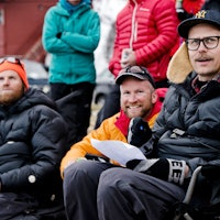 Jotunheimen-kjentmann og fjell-råtass Dag Inge Bakke (i midten) var publikummer og Johan Wildhagen (til venstre) og Christian Kongerud satt i dommerpanelet.