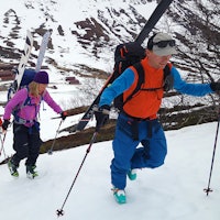 BOOTING: På vei til Galdhøpiggen festet vi skiene på sekken. Der ble de helt til vi kom til toppen. Stian Hagen fører an.   