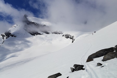 Toppen av Storebjørn kom til syne etter noen grå timer på morgenkviste Toppen av storebjørn synlig mellom lett tåke