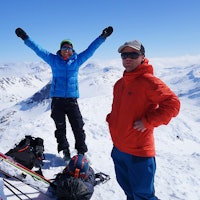 STOREBJØRN: Turid Kleveland slipper jubelen løs og Stian Hagen er lettet etter å ha nådd siste topp på Haute Route Jotunheimen. 
