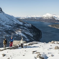 OVENFRA OG NED: Micke Af Ekenstam, Andreas Fransson og JP Auclair kikker opp mot toppen av Stetind. Foto: Daniel Rönnbäck
