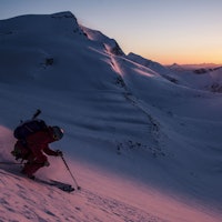 DEN SISTE SVINGEN: Andreas Fransson får æren av å ta dagens siste sving før sola går ned bak fjellene i Nordland. Foto: Daniel Rönnbäck