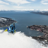 NARVIKSFJELLET: Bjørn Salen setter turens siste sving i Narviksfjellet. Foto: Daniel Rönnbäck