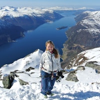 Ann Ervik Johnsen er storfornøyd på toppen av Grøvelnebba. Bak kamera står en av tidenes råeste, norske klatrere. Foto: Øyvind Vadla
