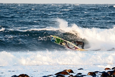 BOTTOMTURN: Terje Tuft legger ned seiler og lader opp til nok et bølgemøte. Bilde: NIls-Erik Bjørholt 