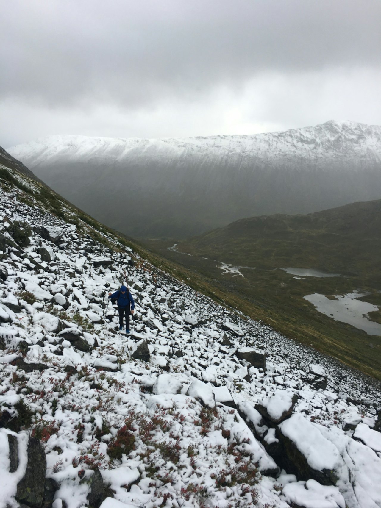På rundt 800 moh, der de møtte på snøen. Foto: Andreas Strand Helland På rundt 800 moh, der de møtte på snøen. Foto: Andreas Strand Helland