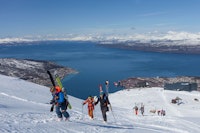 Søndagens felleskjøring startet for de aller fleste med en gåtur fra toppen av Narvikfjellets gondol. Foto: Jan Arne Pettersen Søndagens felleskjøring startet for de aller fleste med en gåtur fra toppen av Narvikfjellets gondol. Foto: Jan Arne Pettersen