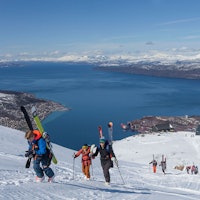 Søndagens felleskjøring startet for de aller fleste med en gåtur fra toppen av Narvikfjellets gondol. Foto: Jan Arne Pettersen