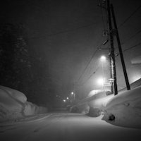ARBEID VENTAR: Ikkje før brøytemannskapet er ferdig for kvelden begynner snøen å tette igjen gatene. Slikt blir det brøytekant av. Foto: Daniel Rönnbäck