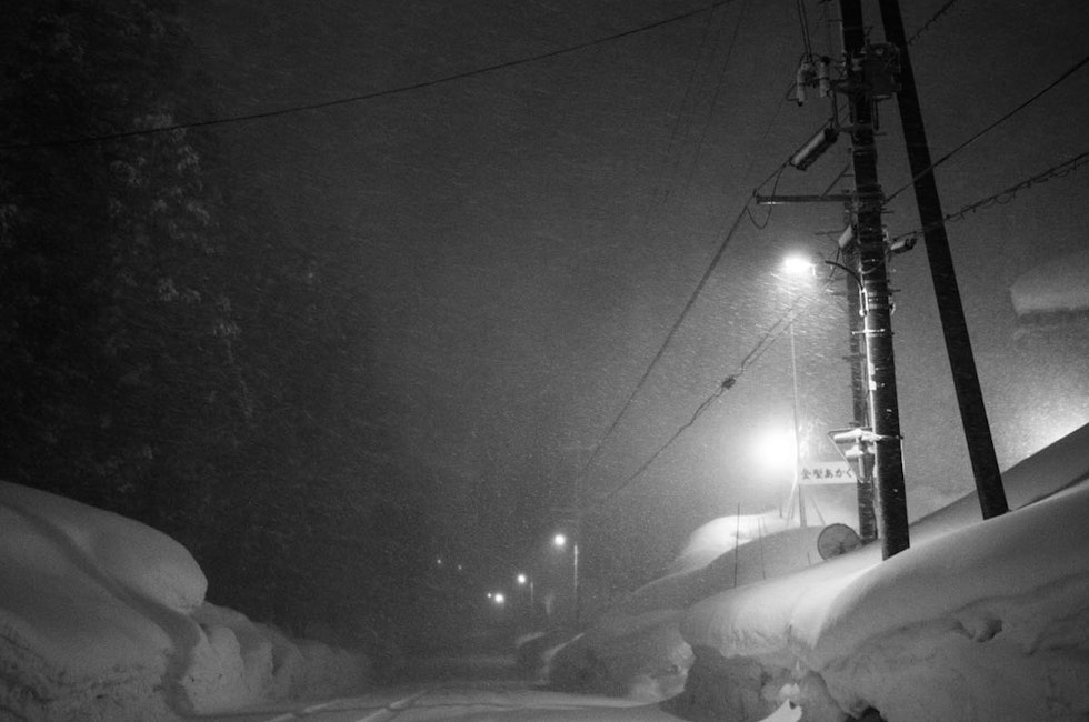 ARBEID VENTAR: Ikkje før brøytemannskapet er ferdig for kvelden begynner snøen å tette igjen gatene. Slikt blir det brøytekant av. Foto: Daniel Rönnbäck