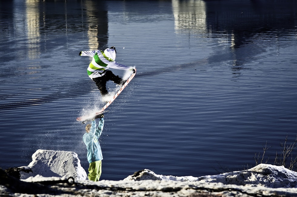Torjus og Jonny leker seg ved vannkanten. Bilde: Daniel Tengs