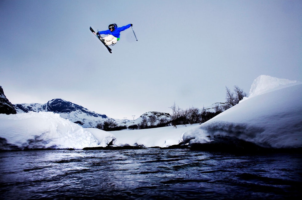 VANNMANN: Andreas Håtveit kjenner godt til Sudndalens skimuligheter. Med ski på beina har han i en årrekke utforsket både snø, luftrom og elver i nærheten av sitt eget hjem. Bilde: Thomas Kleiven