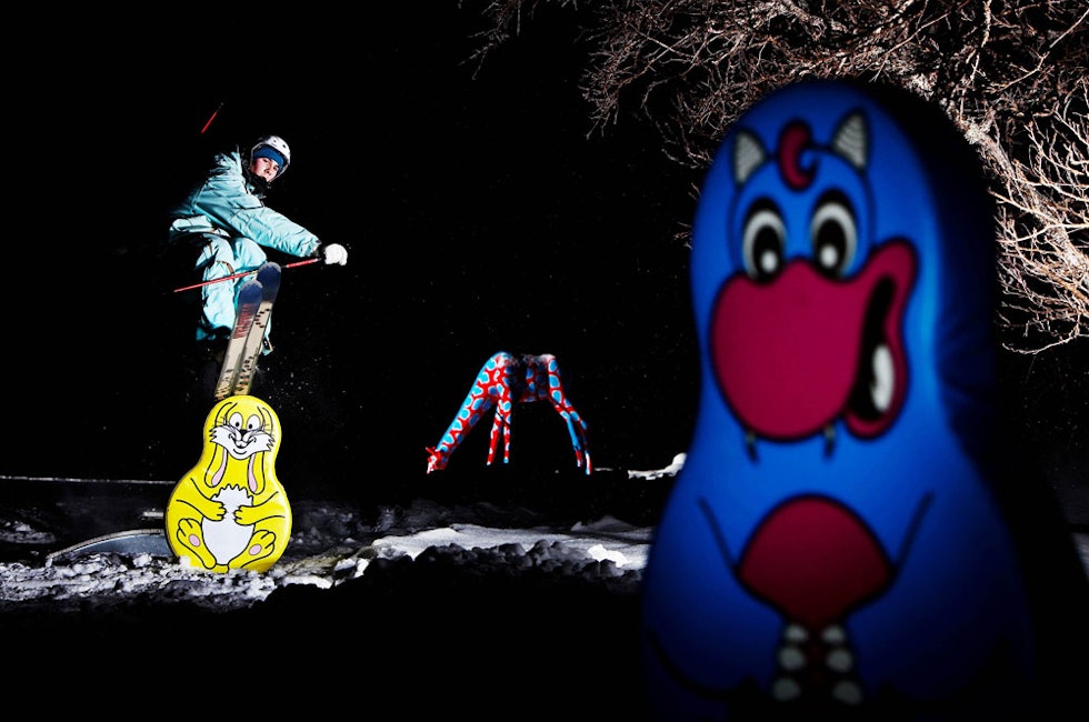 LEKEPARK: Martin Klungland leker med monstrene i Filefjells barneom. Bilde: Thomas Kleiven