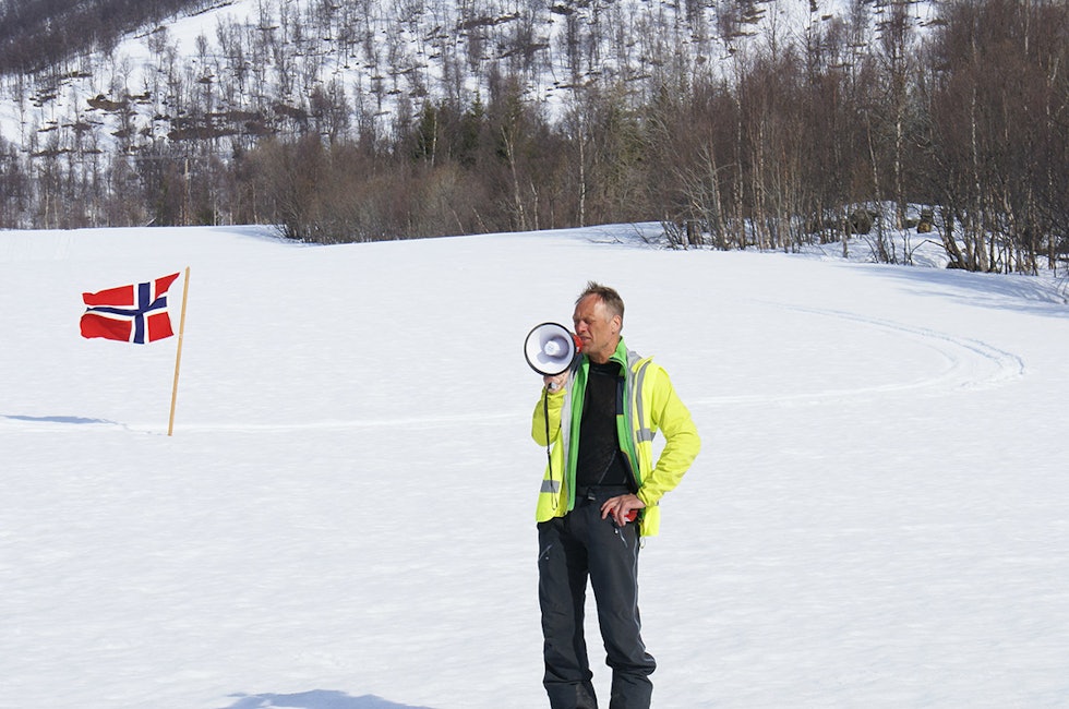 KONTROLL: Rittleder Tore Karlstrøm gir informasjon før start.