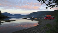 Benjamin Hjort har vært utallige reisereportasjer. Her fra en campingplass ved Unkervatnet i Fri Flyt 89. Benjamin Hjort har vært utallige reisereportasjer. Her fra en campingplass ved Unkervatnet i Fri Flyt 89.