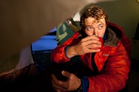 Benjamin Hjort med et selvportrett fra en av mange reisereportasjer. Benjamin Hjort med et selvportrett fra en av mange reisereportasjer.