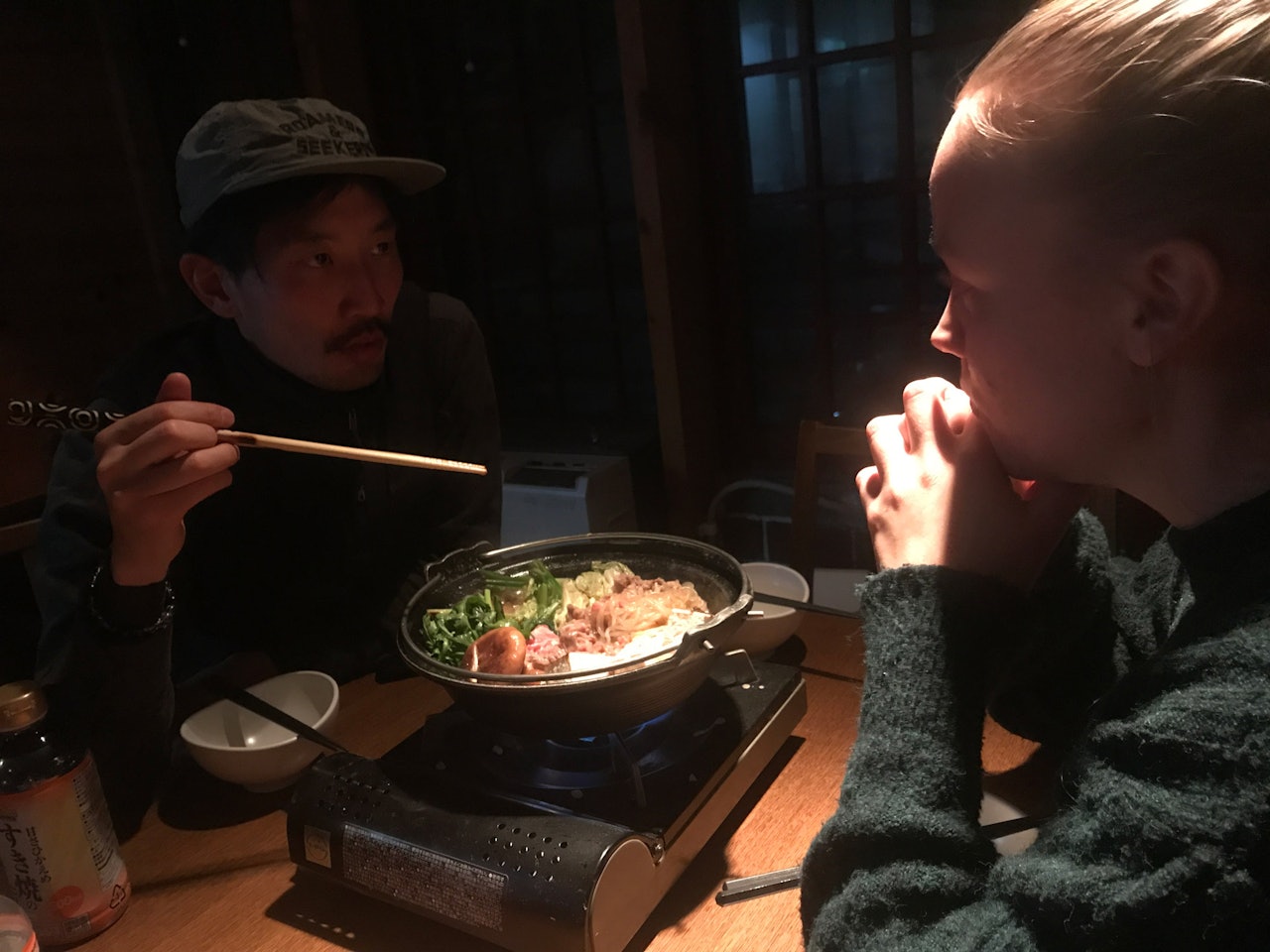 Mari Sannes Innerdal spiser noe eksotisk mat mens hun får en innføring i Japansk kotyme.
