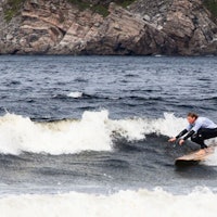 Olav Langvik på longboard et steinkast fra der han bor i Ervika.
