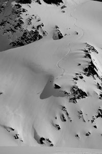 Denne konvekse fjellsiden dundret Aksel ned på under 20 sekunder, inkludert et fett klippesvev med solid stomp i landingen. Imponerende! Bilde: Endre Løvaas