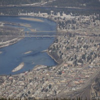 Et snapshot av comboybyen Revelstoke, tatt fra midtstasjonen i skianlegget. Høydeforskjellen er den største i hele Nord-Amerika. Bilde: Endre Løvaas