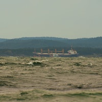 Skipet Full City, som har skylda for oljesølet kan skimtes fra Saltstein. Foto: Peter Gløersen