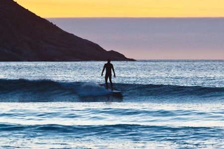 SURFEGENERALEN: Festivalgeneral Christian Nerdrum på langbrettet i de snille Hoddevik-bølgene.
Bilde: Christian Nerdrum SURFEGENERALEN: Festivalgeneral Christian Nerdrum på langbrettet i de snille Hoddevik-bølgene.
Bilde: Christian Nerdrum