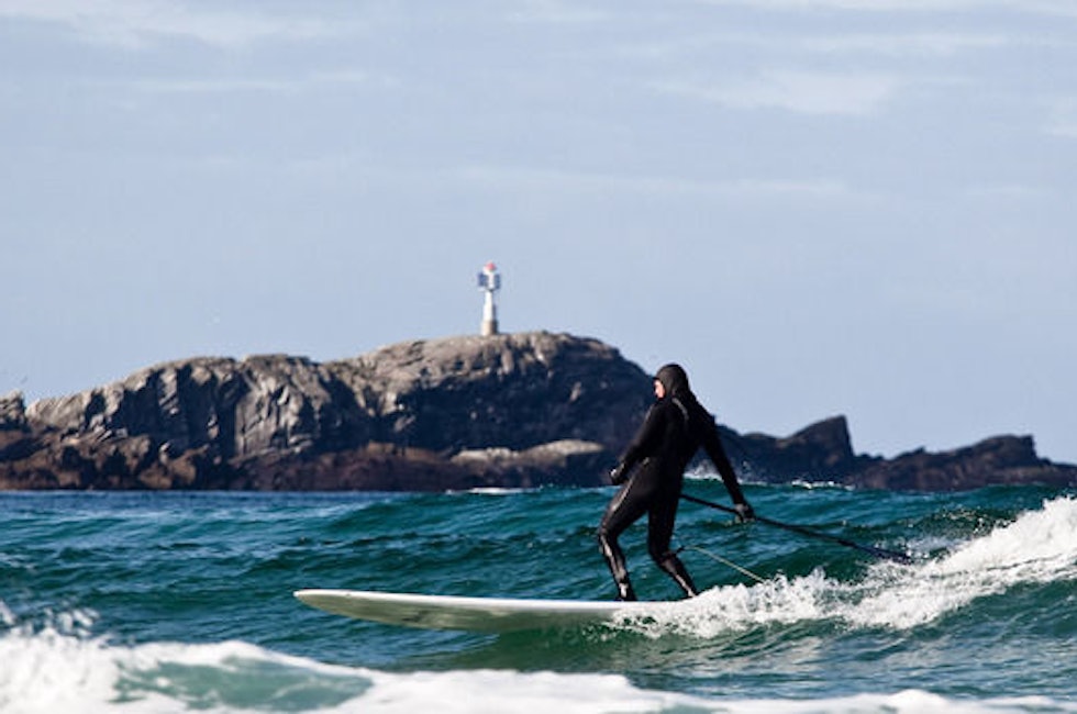 DEN NYE SURFETRENDEN: Det blir demo av Stand Up Paddlesurfing under Fri Flyt Surfefestival. Olav Langvik viser her hvordan.
Bilde: Christian Nerdrum