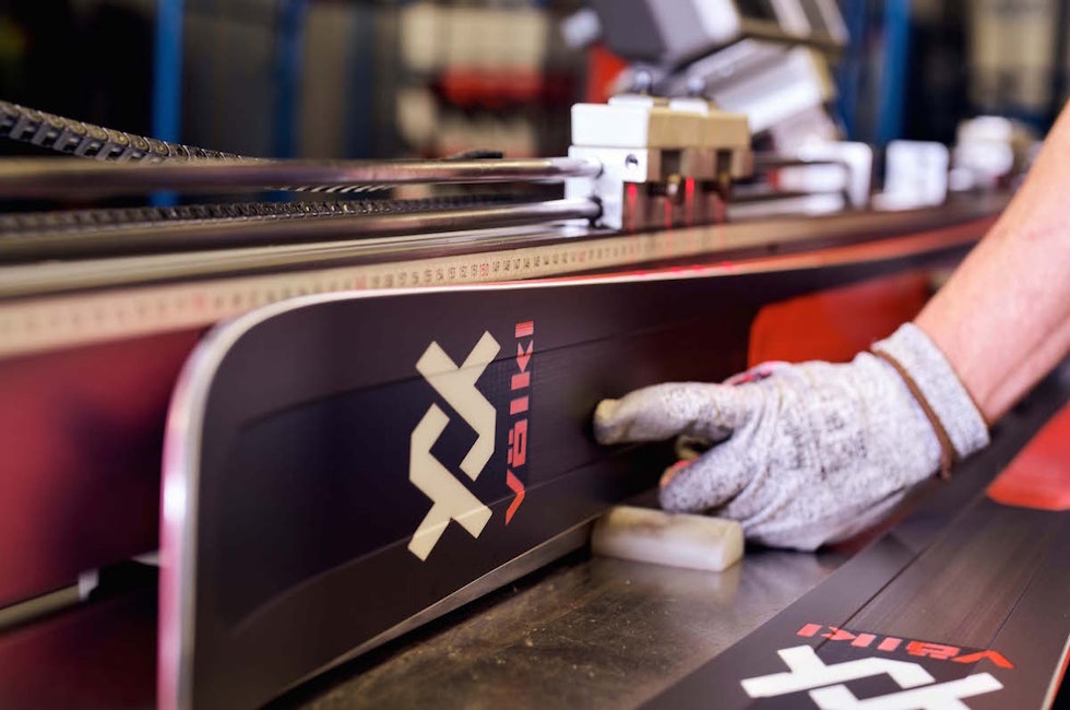 KONTROLL: Sjekk av rocker og spenn på nye Völkl Mantra. Foto: Christian Penning