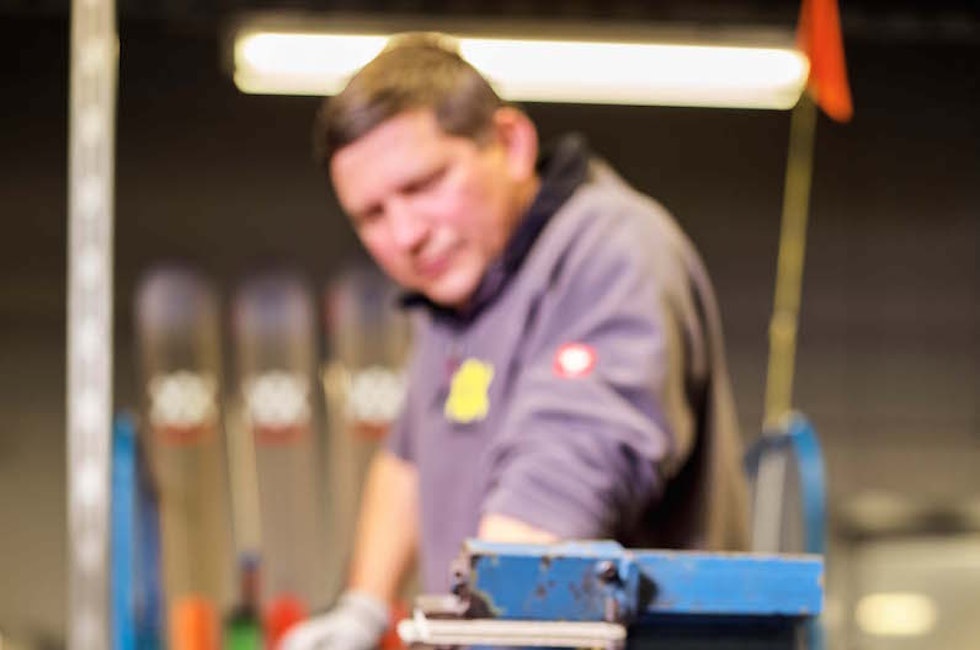 MANUELT: Kvalitetssjekken overlates ikke til maskinene. Foto: Christian Penning