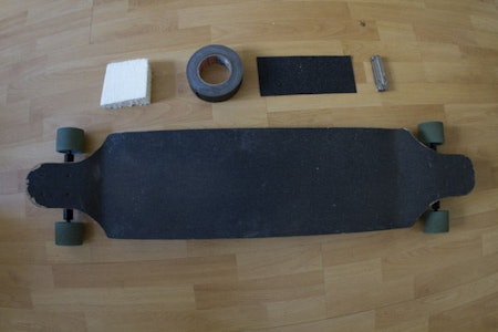 1. Du trenger selvfølgelig et brett, ducked tape, en isoporbit (f.eks av typen xps, du finner det på byggeplasser), en kniv og en bit griptape.