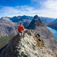 Ola Hovdenak springer i Romsdalsfjella