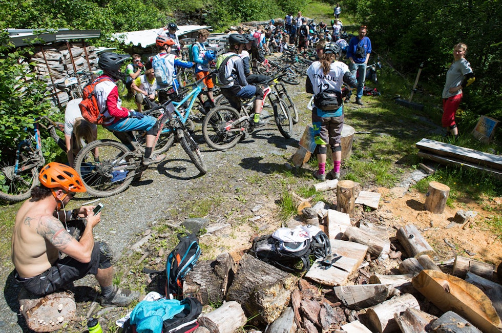 75 syklister deltok i endurokonkurransen under Ekstremsportveko. Her er de samla på start.