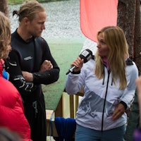 Andreas Håtveit er stjerne på TV2. Her blir han intervjua av Karina Hollekim.