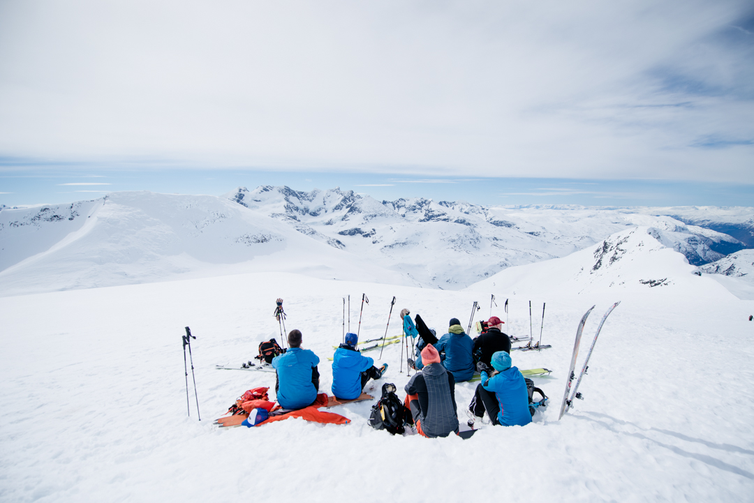 Fanaråken sett fra Steindalsnosi. Fanaråken er til venstre i bildet og Dyrhaugsryggen og Hurrungane lenger bak. Foto: Martin I. Dalen