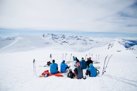 Fanaråken sett fra Steindalsnosi. Fanaråken er til venstre i bildet og Dyrhaugsryggen og Hurrungane lenger bak. Foto: Martin I. Dalen Fanaråken sett fra Steindalsnosi. Fanaråken er til venstre i bildet og Dyrhaugsryggen og Hurrungane lenger bak. Foto: Martin I. Dalen