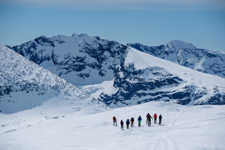 Fanaråken til venstre i bildet og Dyrhaugsryggen midt i bildet. Nedkjøring kan være ned til høyre i Helgedalen eller ned Fanaråkbreen. Foto: Martin I. Dalen Fanaråken til venstre i bildet og Dyrhaugsryggen midt i bildet. Nedkjøring kan være ned til høyre i Helgedalen eller ned Fanaråkbreen. Foto: Martin I. Dalen