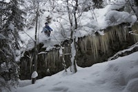 ICY: Sondre Dan Lindkjølen med en slags dobbeldropp mellom trærne. ICY: Sondre Dan Lindkjølen med en slags dobbeldropp mellom trærne.