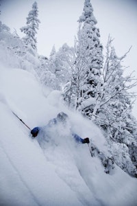 SNORKELFØRE: Sondre Dan Lindkjølen plløyer spor med skiene mens han prøver å puste med munnen.