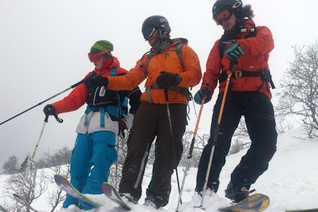 SER MULIGHETER: Fotograf Magnus Tjønn, Espen Arnesen og Sonde Loftsgarden planlegger neste stunt. Foto: Erlend Sande SER MULIGHETER: Fotograf Magnus Tjønn, Espen Arnesen og Sonde Loftsgarden planlegger neste stunt. Foto: Erlend Sande