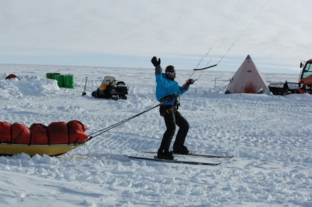 Ronny Finsås vinker farvel før han seiler i vei til enda en ekspedisjon på Antarktis.