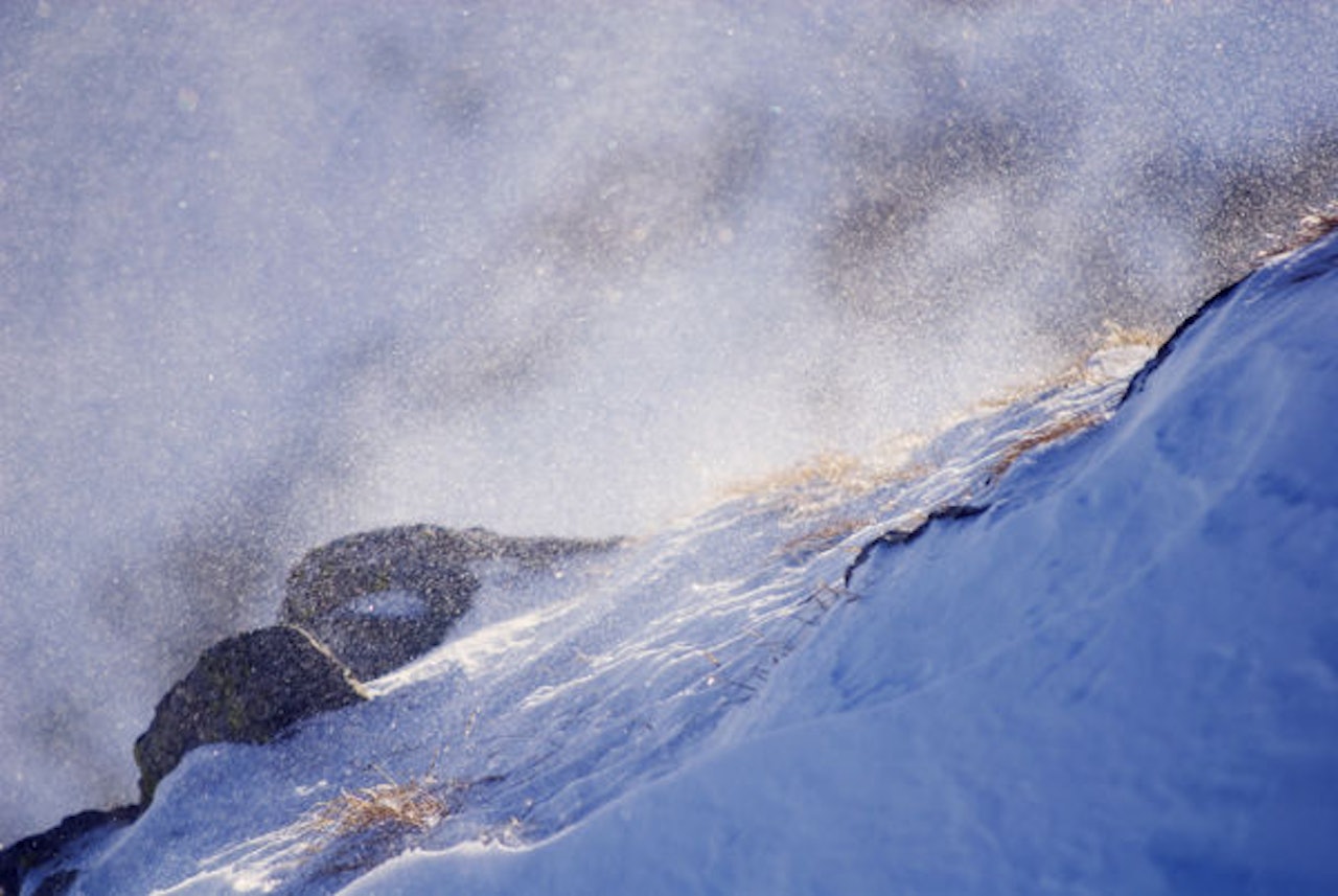 SNØFOKK: Snøskredfaren er helt avhengig av vindstyrken nå. Ill. foto: Vegard Breie Å være og ikke være i uværet. Foto: Vegard Breie