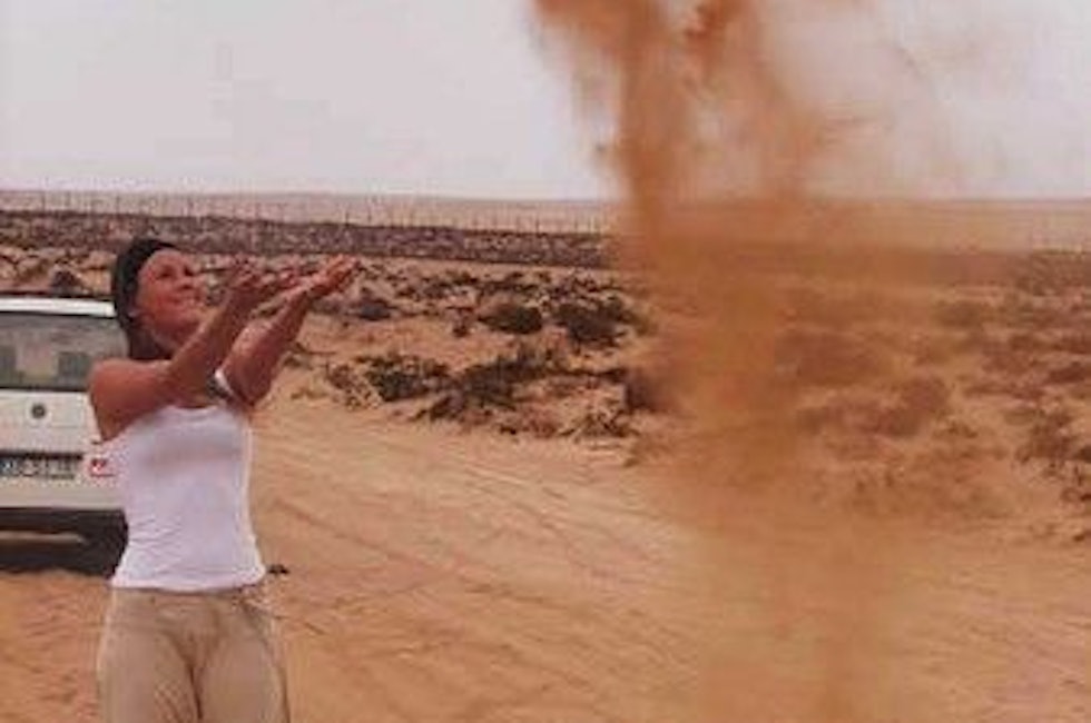 Inger Elin Knappskog i ørkenen på jakt etter surf, et sted sør for Agadir.