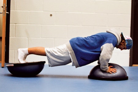 PUSH-UPS: Kroppshevinger på to bozoballer gjør deg sterkere i hele kroppen, og du trener store og stabiliserende muskelgrupper.