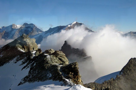 LANG VINTER: Saas-Fee er kjent for sitt snøsikre klima og muligheten til å stå på ski nesten hele året på Allalin-isbreen. Toppen av Saas Fee.