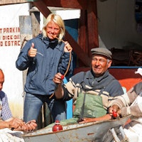 Kari Schibevaag reiser verden rundt for å kite, og mingler mer enn gjerne med lokalbefolkningen.