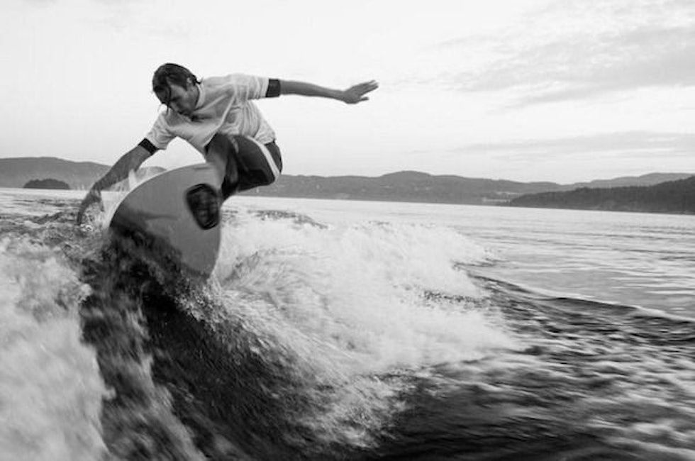 Trond W. Andersen surfer hekkbølgen bak båt. Foto: Benjamin Hjort