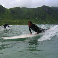 Trygve fikk selskap av en gruppe surfeskoleelever som var ute med Jarand som bor i Hoddevika og holder kurs. Foto: Are Tallaksrud