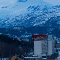 Fra 16. etasje på Rica Hotel Narvik kan du se etter kjente på Quality Grand Hotel.