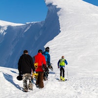 Finske snowboardere med brettet på snei eller locals i kondomdrakt. Opp kommer de.