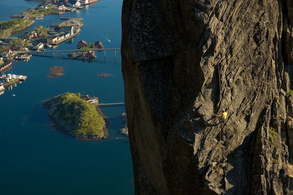 VUILL UTSIKT: Vegard Torp Lien firer seg ned fra toppen etter å ha gått fremsiden av Svolværgeita.